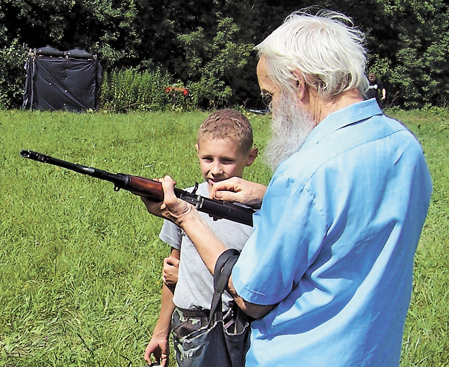 Вивчати зброю для того, щоб бути готовими захищати Україну, прагнуть старі й малі. Фото автора